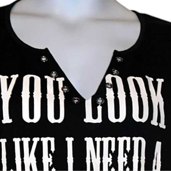 Black fun sayings tee with grommets in front - Picture 5 of 9